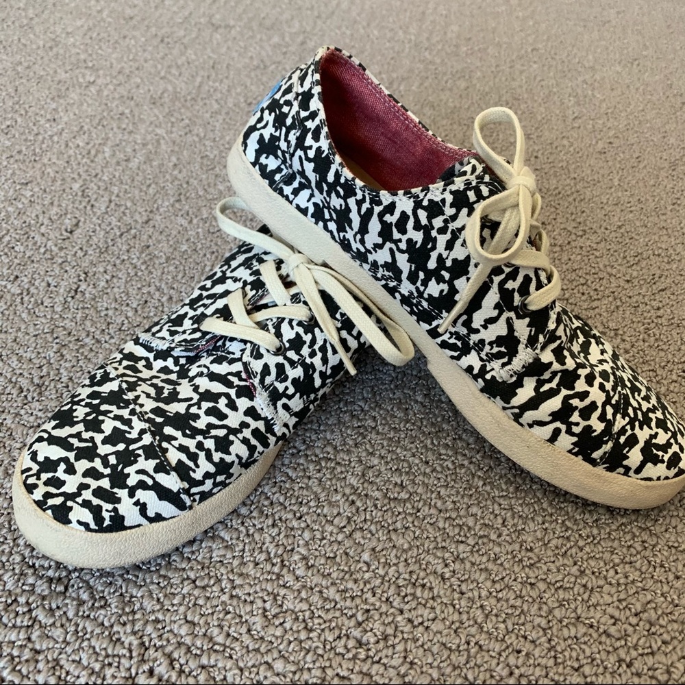 Toms Lace Up Black and Cream Shoes
